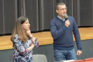 prowadzący spotkanie Arkadiusz Rataj i Teresa Sekuter