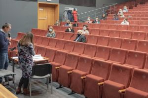dwoje prowadzących i kilkoro uczetsników spotkania w sali widowiskowej MDK