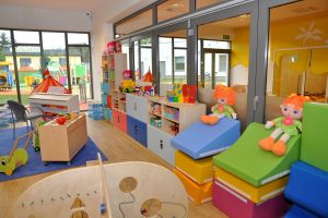 Sala zabaw dla dzieci z kolorowymi zabawkami
