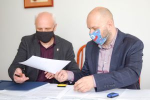 burmistrz Piotr Irla i Tomasz Płonka podpisują umowę
