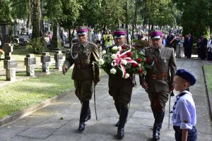 delegacja stowarzyszenia ułanów na cmentarzu wojskowym