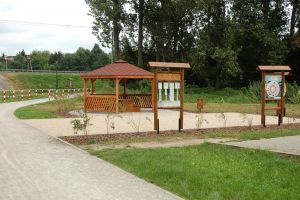 altanka przy ścieżce, nieopodal zamku