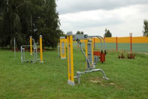 siłownia zewnętrzna przy ścieżce