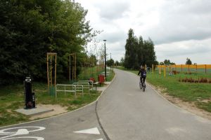 stacja naprawy rowerów przy ścieżce