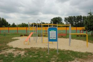 street workout przy ścieżce rowerowej