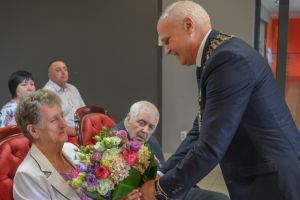 burmistrz wręcza kwiaty jubilatce