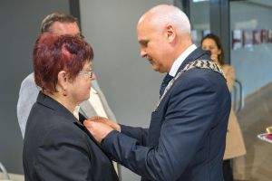 burmistrz przypina jubilatce medal za długoletnie pożycie