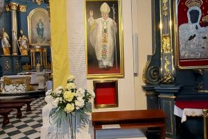 obraz św. Jana Pawła II w bocznej nawie kościoła NP NMP