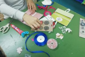 wykonywanie ozdób z papieru