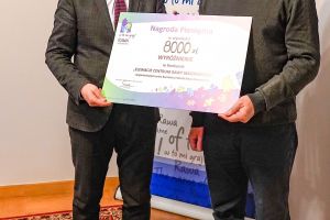 Wyróżnienie w konkursie, burmistrz przekazuje bon za wyróżnienie