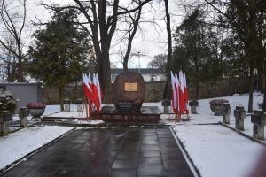 pomnik ofiar poległych podczas II wojny światowej na cmentarzu wojskowym