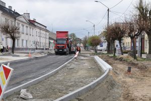 wylewanie asfaltu w ul. Kościuszki