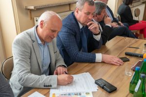 burmistrz Piotr Irla podpisuje porozumienie