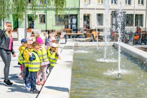 przedszkolaki przy fontannie