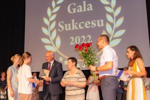 nagrody i dyplomy dla nagrodzonych uczniów i nauczycieli