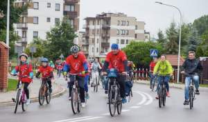 Grupa ludzi jadąca na rowerach przez miasto