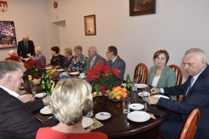 Zdjęcie ze spotkania świątecznego z emerytami
