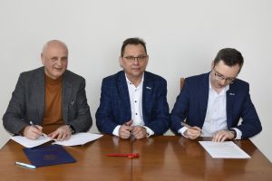 podpisanie umowy na budowę nowej sali gimnastycznej Grupą Ekoenergia Sp. z o.o. ze Skierniewic