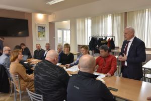 _DSC5033 Burmistrz wita wszystkich pracowników i Wykonawcę