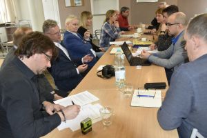 _DSC5070 Wykonawca podpisuje protokół przekazania