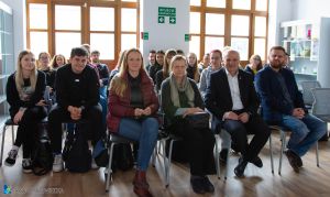 Studenci wspólnie z dr Ewą Boryczką, dr Ewą Brach, burmistrzem Piotrem Irlą i dyr. Marcinem Broniarczykiem