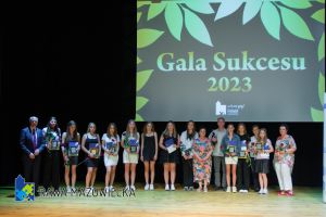 Zdjęcie grupowe z Gali Sukcesu 2023 - uczniowie wybitni w sporcie wraz z trenerami