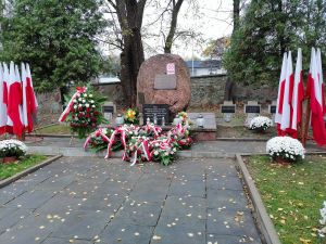 pomnik flagi kwiaty cmentarz