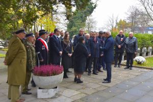 Burmistrz i uczestnicy Święta Niepodległości na cmentarzu