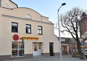 budynek dwukondygnacyjny, w kolorze beżowym