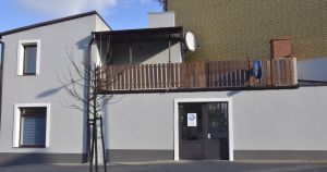 budynek dwukondygnacyjny z balustradą, w kolorze szarym