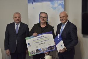 laureat II nagrody z burmistrzem i przewodniczącym komisji konkursowej