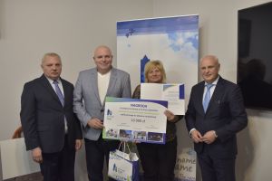 laureaci III nagrody z burmistrzem i przewodniczącym komisji konkursowej