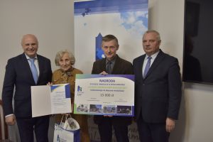 laureaci I nagrody z burmistrzem i przewodniczącym komisji konkursowej