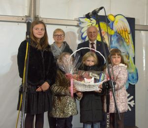 % Burmistrz nauczycielka oraz dzieci z koszem