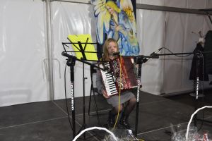 _DSC9775 dziewczynka gra na akordeonie