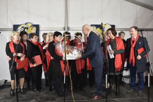 _DSC9796 Burmistrz wręcza kosz prezentowy