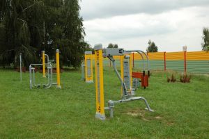 siłownia zewnętrzna przy ścieżce pieszo-rowerowej