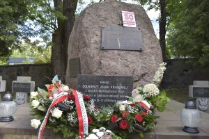 _DSC5606 pomnik flagi kwiaty