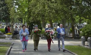 _DSC5560 z-ca burmistrza niesie wiązankę