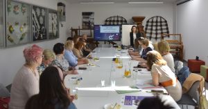 _DSC5638 prowadząca i uczestnicy szkolenia