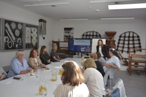 _DSC5642 prowadząca i uczestnicy szkolenia