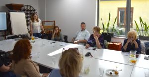 _DSC5649 prowadząca i uczestnicy szkolenia