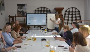 _DSC5667 prowadząca i uczestnicy szkolenia