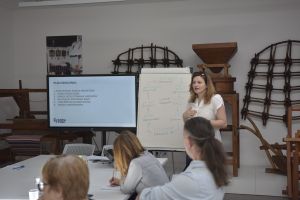 _DSC5668 prowadząca i uczestnicy szkolenia