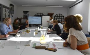 _DSC5678 prowadząca szkolenie i uczestnicy