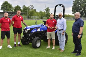 _DSC1912 burmistrz miasta, prezes klubu Mazovia oraz pracownicy