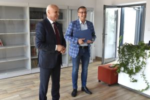 _DSC3638 mianowani nauczyciele wraz z burmistrzem