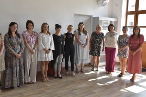 _DSC3646 mianowani nauczyciele wraz z burmistrzem