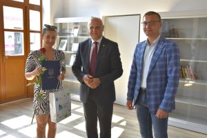 _DSC3676 mianowani nauczyciele wraz z burmistrzem