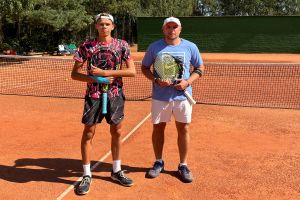 IMG_2953 Jakub Krawczyk, zwycięzca Najstarszego Turnieju Tenisowego w Rawie Mazowieckiej wraz z Bartoszem Kruszona